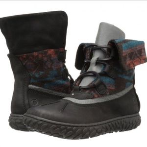 Born Archer winter boots. Size 6 NWT